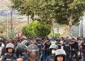 Cargas policiales en Loma Colmenar para contener a cientos de personas que intentaban acceder al recinto de acogida en Ceuta