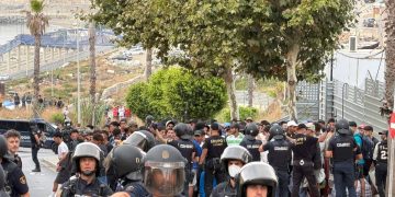 Cargas policiales en Loma Colmenar para contener a cientos de personas que intentaban acceder al recinto de acogida en Ceuta