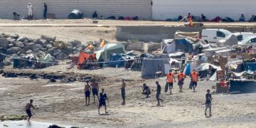 Las chozas vuelven a multiplicarse en la playa del Trampolín tras ser desalojada y limpiada hace apenas unos días
