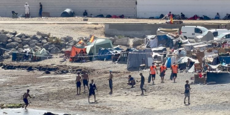 Las chozas vuelven a multiplicarse en la playa del Trampolín tras ser desalojada y limpiada hace apenas unos días