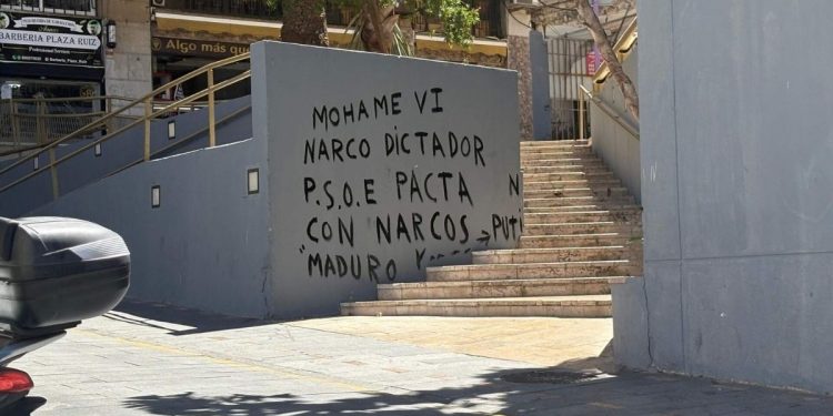 Aparecen pintadas contra Mohamed VI en varios puntos de Ceuta en plena crisis migratoria