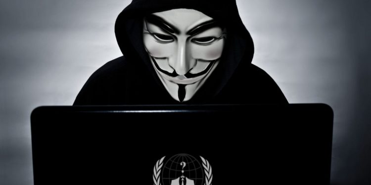 Anonymous respalda las acusaciones de Sánchez a Rusia e Israel y lanza una advertencia a Europa