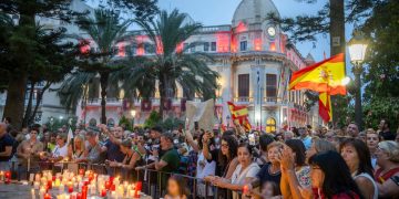 Cientos de velas iluminan la Plaza de África en una emotiva vigilia previa al Día de Ceuta
