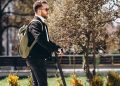 La DGT fijará en octubre nuevas obligaciones para patinetes y ciclistas: casco, chaleco y 15 años de edad mínima