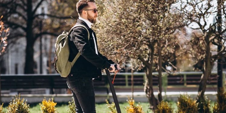 La DGT fijará en octubre nuevas obligaciones para patinetes y ciclistas: casco, chaleco y 15 años de edad mínima