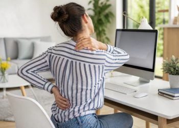 Cómo cuidar la espalda en el trabajo y en casa: hábitos que marcan la diferencia