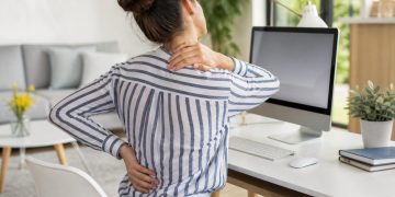 Cómo cuidar la espalda en el trabajo y en casa: hábitos que marcan la diferencia