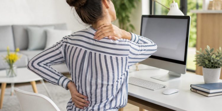 Cómo cuidar la espalda en el trabajo y en casa: hábitos que marcan la diferencia