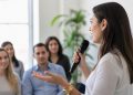 Cómo cuidar la voz: consejos para hablar mucho sin dañarla