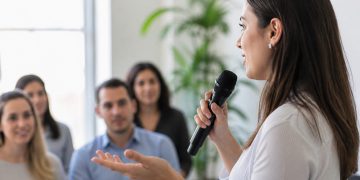 Cómo cuidar la voz: consejos para hablar mucho sin dañarla
