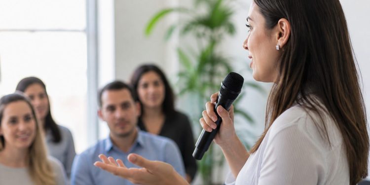 Cómo cuidar la voz: consejos para hablar mucho sin dañarla