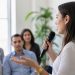Cómo cuidar la voz: consejos para hablar mucho sin dañarla