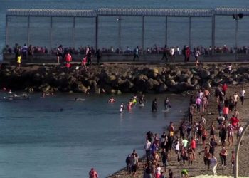 Familias marroquíes acuden a la frontera de Ceuta para reclamar hijos