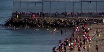 Familias marroquíes acuden a la frontera de Ceuta para reclamar hijos