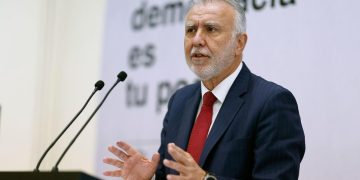 Torres defiende la provisionalidad de las carpas instaladas en el puerto de Ceuta