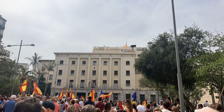 Cientos de ceutíes se concentran frente a la Delegación del Gobierno para exigir protección para la frontera
