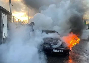 Vandalismo en Ceuta: coches y contenedores arden en llamas
