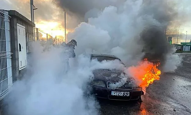 Vandalismo en Ceuta: coches y contenedores arden en llamas