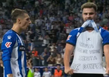 Marcos Fernández rinde homenaje a Ceuta tras su gol