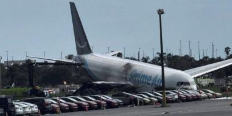 Un avión de carga de Amazon se sale de la pista en el aeropuerto de Miami y deja al menos cinco muertos