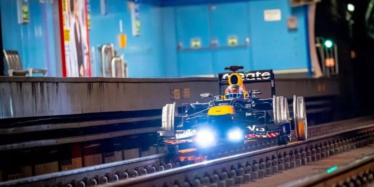 Red Bull adapta un F1 para circular por la red del metro de Madrid previo al GP de España