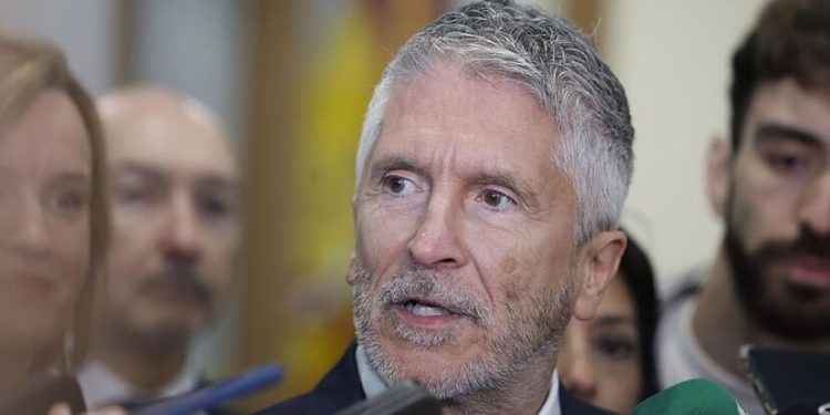 Interior pide disculpas a los periodistas tras la filtración de un informe con fichas e ideología de profesionales