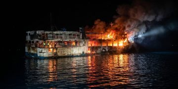 Al menos cinco muertos y 87 desaparecidos tras incendiarse un barco de pasajeros en Filipinas