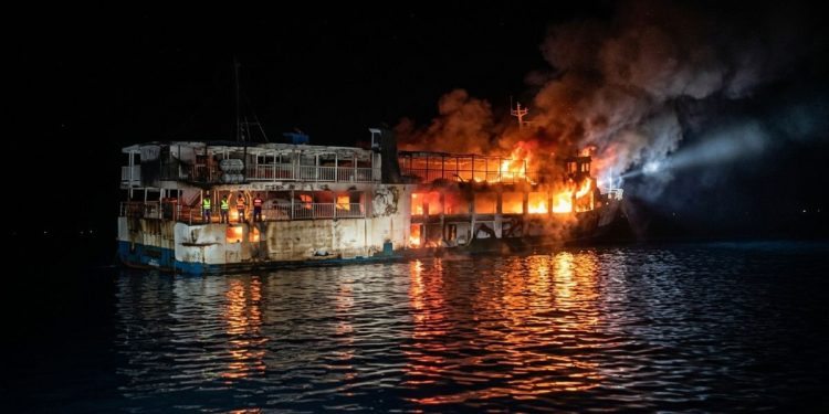 Al menos cinco muertos y 87 desaparecidos tras incendiarse un barco de pasajeros en Filipinas