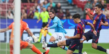 El Feyenoord reclamó un penalti de Cubarsí con 1-0 que el árbitro y el VAR ignoraron antes del segundo gol del Barcelona