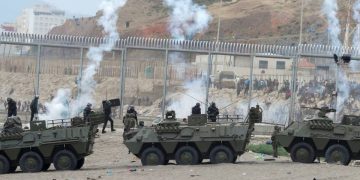 Graban a dos inmigrantes en Ceuta explicando cómo colocaron trampas rocosas en un acantilado para frenar a los militares