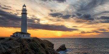 «Faros de España»: historias de luz junto al mar