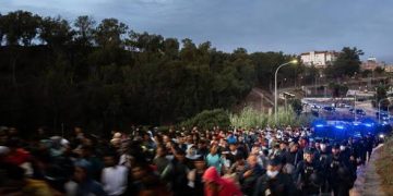 Más de 800 migrantes se trasladan al campamento de Los Rosales