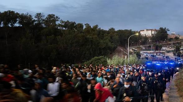 Más de 800 migrantes se trasladan al campamento de Los Rosales