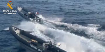 Cinco detenidos tras embestir una narcolancha a la Guardia Civil