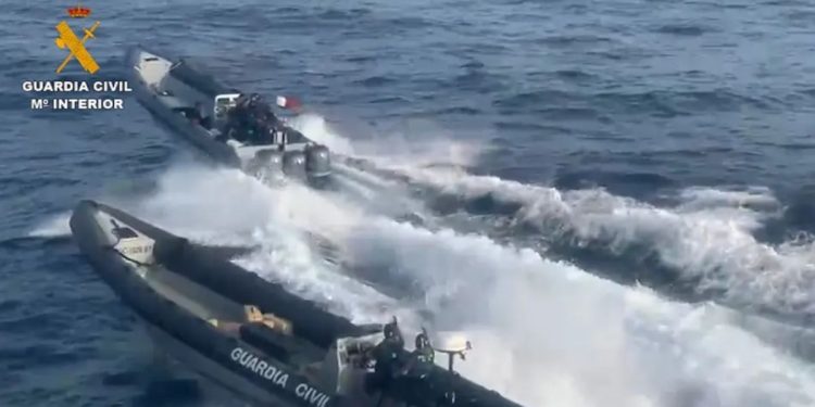 Cinco detenidos tras embestir una narcolancha a la Guardia Civil