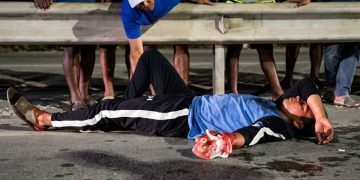 Un apuñalado y varios detenidos en una nueva madrugada de incidentes y tensión en Ceuta