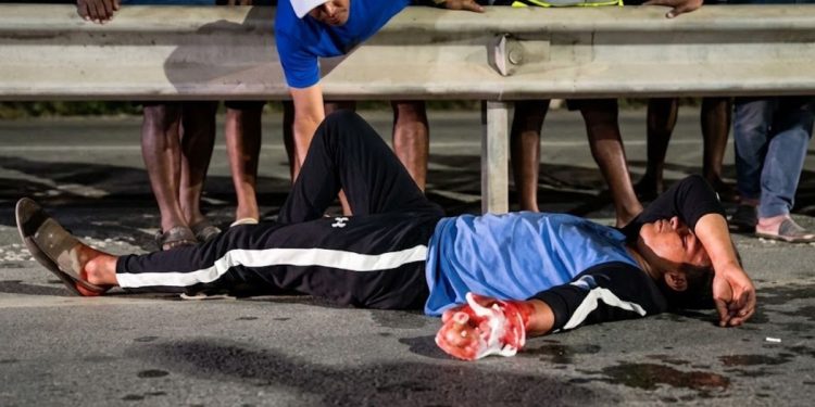 Un apuñalado y varios detenidos en una nueva madrugada de incidentes y tensión en Ceuta
