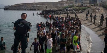 Crisis migratoria en Ceuta, en directo: Crece la tensión en Ceuta por los riesgos del nuevo campamento portuario y la alerta de otro asalto masivo