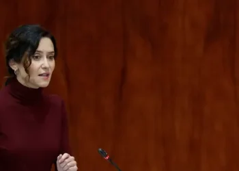 El Gobierno de Ayuso pide a la Junta Electoral restringir el voto exterior solo a descendientes con última residencia en Madrid