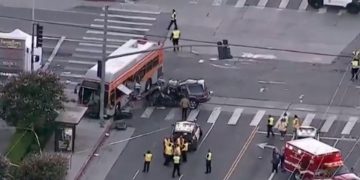 Tres muertos y un herido al estrellarse un helicóptero en Los Ángeles y provocar un incendio