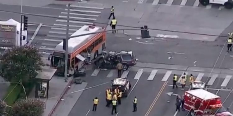 Tres muertos y un herido al estrellarse un helicóptero en Los Ángeles y provocar un incendio
