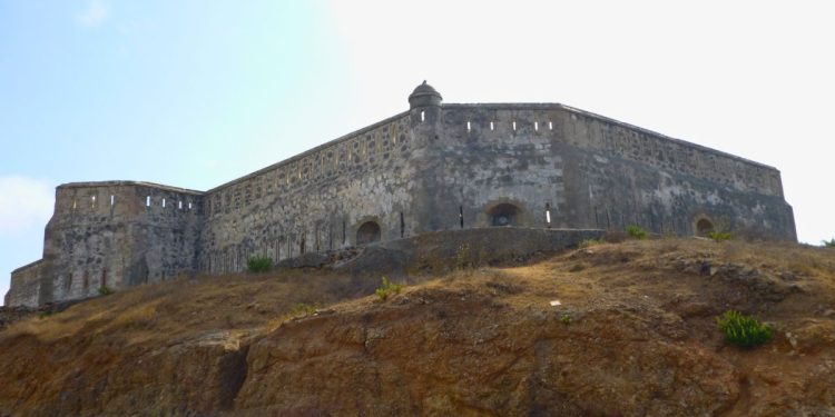 El Fuerte del Príncipe Alfonso de Ceuta sufre daños y quemas