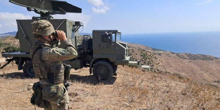 El Ejército despliega artillería de costa en Cádiz para reforzar la vigilancia del flanco sur de España