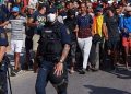 Tensión en el traslado de migrantes desde las playas al puerto de Ceuta