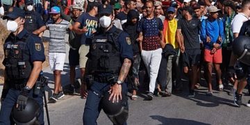 Tensión en el traslado de migrantes desde las playas al puerto de Ceuta