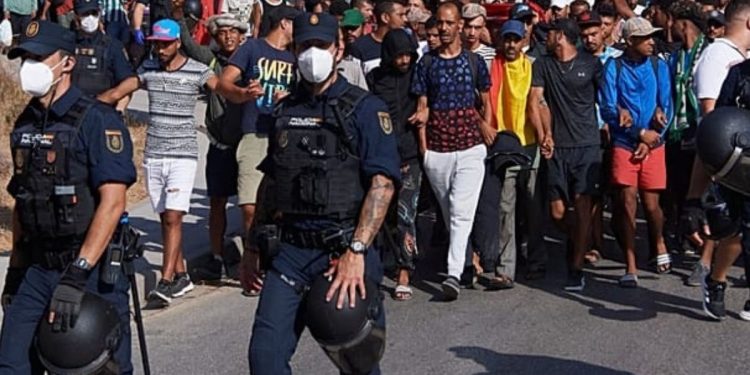 Tensión en el traslado de migrantes desde las playas al puerto de Ceuta