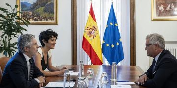 Bruselas presiona en privado al Gobierno de Sánchez para impedir traslados de migrantes desde Ceuta a la Península