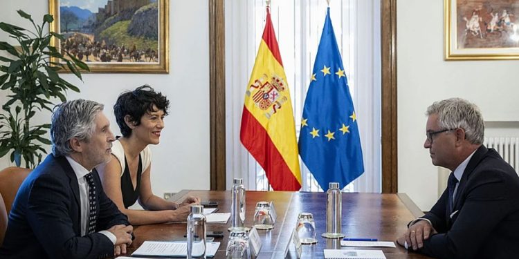 Bruselas presiona en privado al Gobierno de Sánchez para impedir traslados de migrantes desde Ceuta a la Península