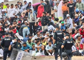 Ceuta: la Policía Nacional carga ante avalancha de inmigrantes en el puerto