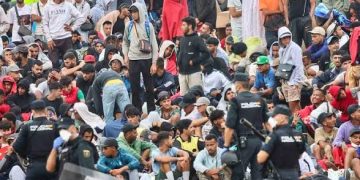 Ceuta: la Policía Nacional carga ante avalancha de inmigrantes en el puerto
